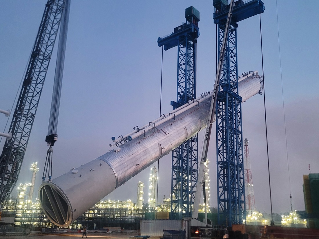 TLS(Tower Lifting System)을 활용해 분리타워를 수직으로 세우고 있는 모습